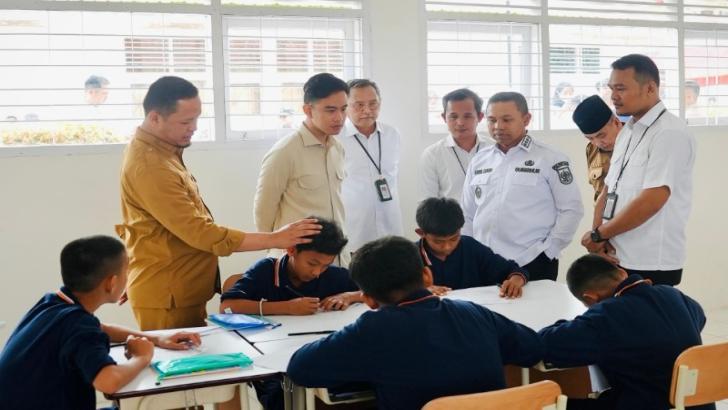 Gibran Datangi Sekolah Rakyat di Riau
