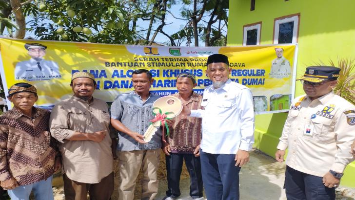 Kunci rumah layak huni diserahkan, Walikota Dumai: Tahun depan dimaksimalkan