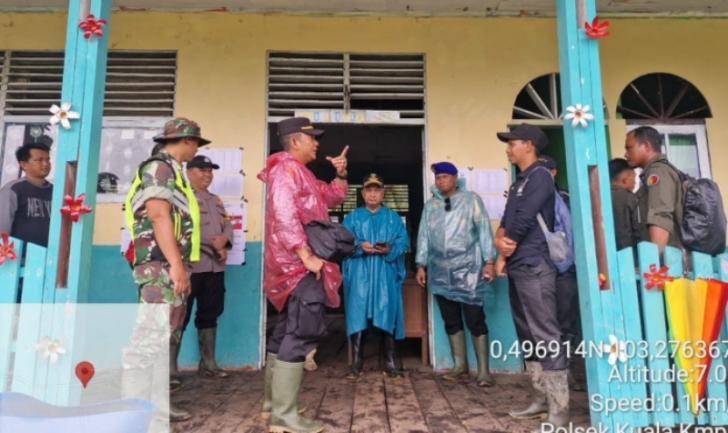 Kapolsek Kuala Kampar Monitoring Situasi Pemungutan Suara di Desa Sokoi dan Sungai Emas