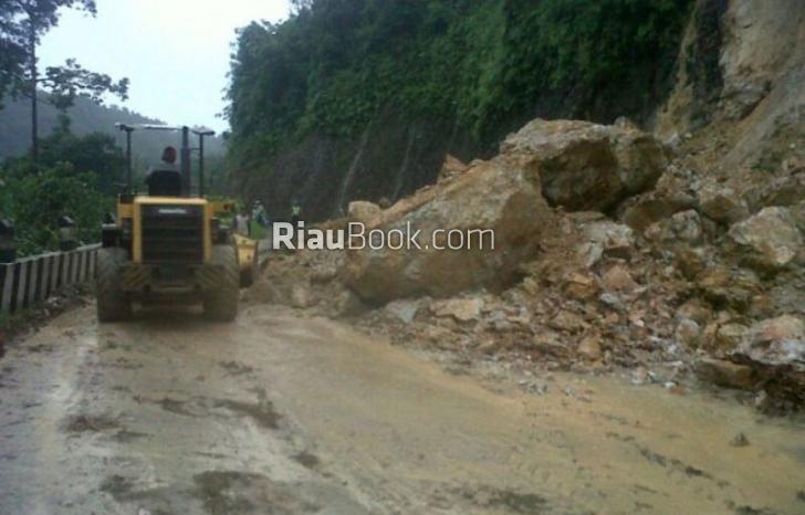 Longsor di Jalur Riau-Sumbar, Kendaraan Mengular