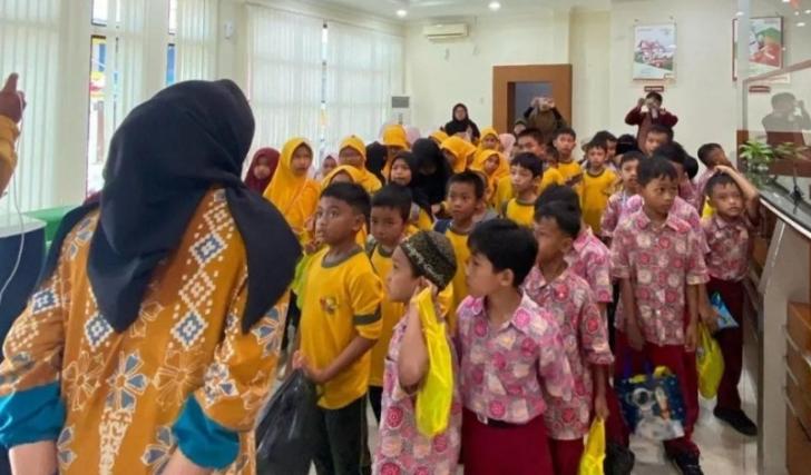 Siswa SD Tanjungpinang Ramai-ramai Buka Tabungan Simpel BRK Syariah