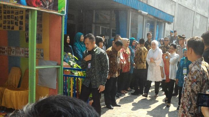 Iriana Jokowi Tiba di Pekanbaru, Penyambutan Sangat Sederhana Tapi Dia Tersenyum