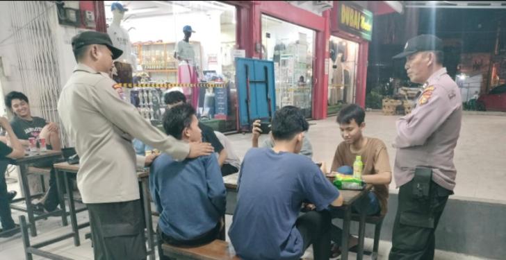 Kunjungi Lokasi Tongkrongan Gen Z, Bhabinkamtibmas Sampaikan Pesan Bijak Bermedia Sosial