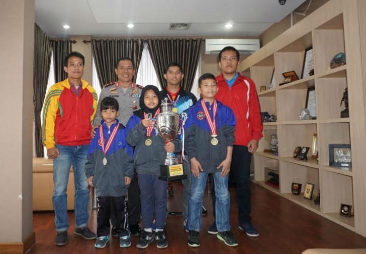 Raih Medali Emas, Kapolda Riau Sarankan Atlet Karate Ini Masuk Polisi