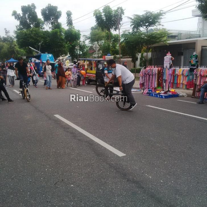 Berdiri Satu Roda, Atraksi Sepeda di CFD Pekanbaru Jadi Tontonan