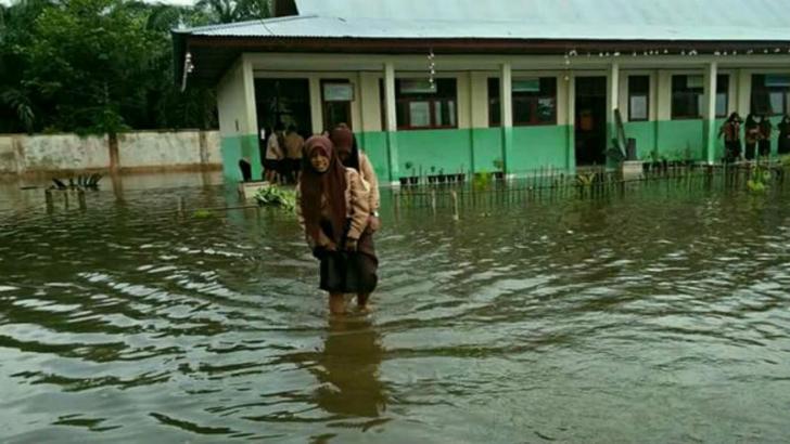 Lihatlah, Mereka Belajar saat Banjir Melanda Sungai Apit