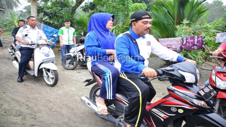 Jika Gubernur Ahok Gunakan Mobil Gas, Bupati Kampar Jefry Naik Motor BBM Kotoran Sapi
