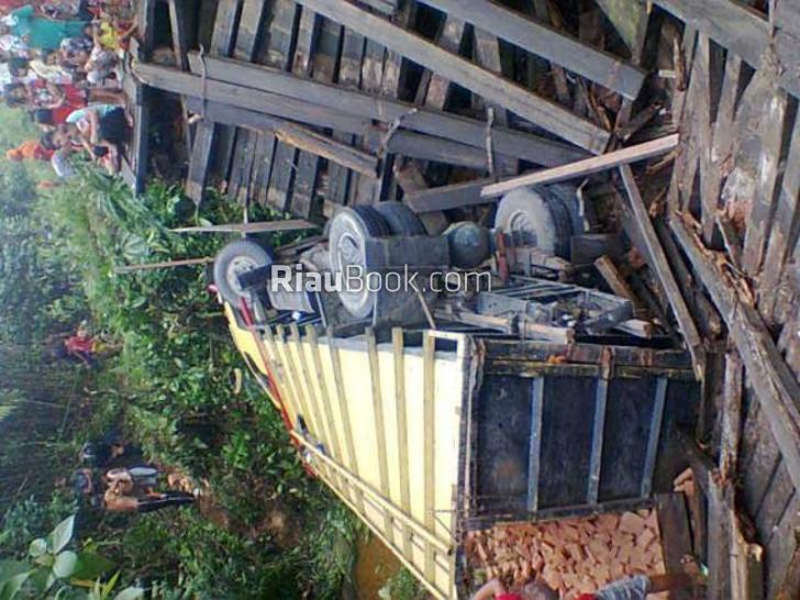 Jembatan Ambruk, Truk Nyosor Sungai