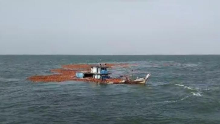 Kapal yang Membawa Ratusan Ton Buah Kelapa Diterjang Ombak di Kepulauan Meranti