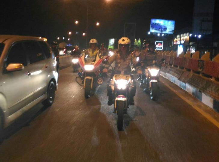 Pantau Pos Pengamanan, Kapolda Riau Kendarai Motor Patroli