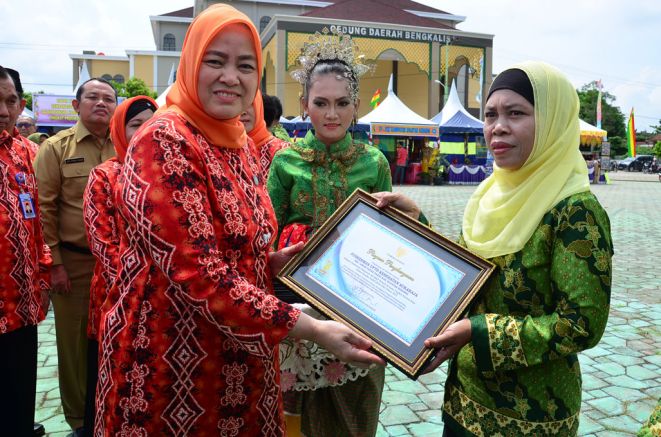 9 Pasutri Bengkalis Terima Penghargaan KB