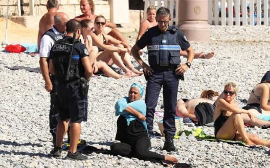 Aksi Polisi Prancis Paksa Copot Burkini Tuai Kontroversi