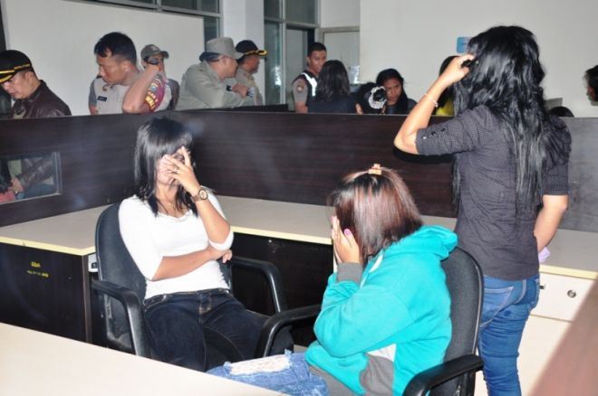 Belasan Bencong Ini Rela Jadi Pelampiasan Seks