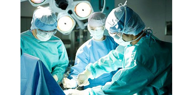 Dokter India Keluarkan 40 Pisau dari Perut Seorang Pria
