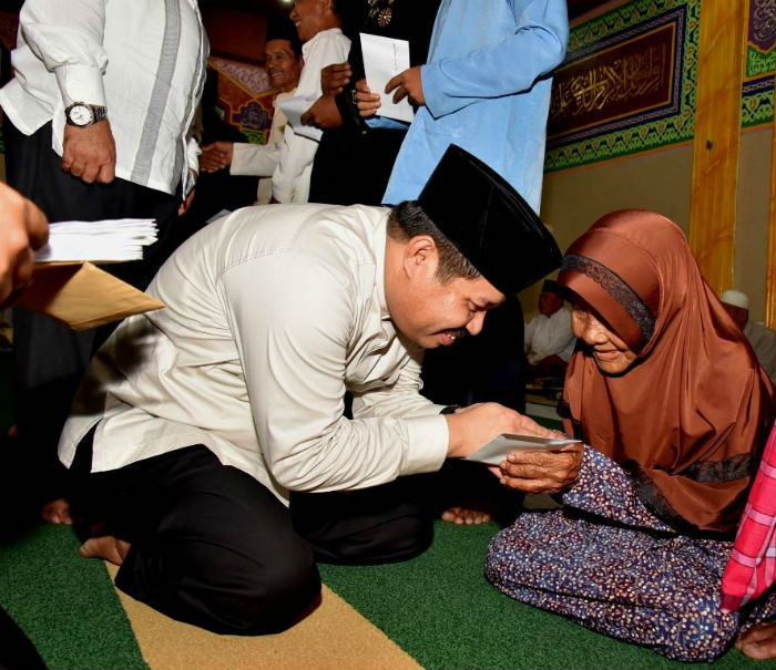 Giliran Masyarakat Bantan Menerima Ratusan Paket Sembako Murah