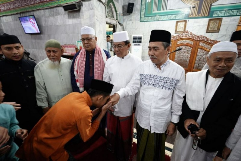 Gubernur Syamsuar Shalat Subuh di Tembilahan, Serahkan Rumah Layak Huni
