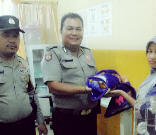 Heboh, Pelaku Buang Bayi depan Pintu Rumah Warga di Pekanbaru