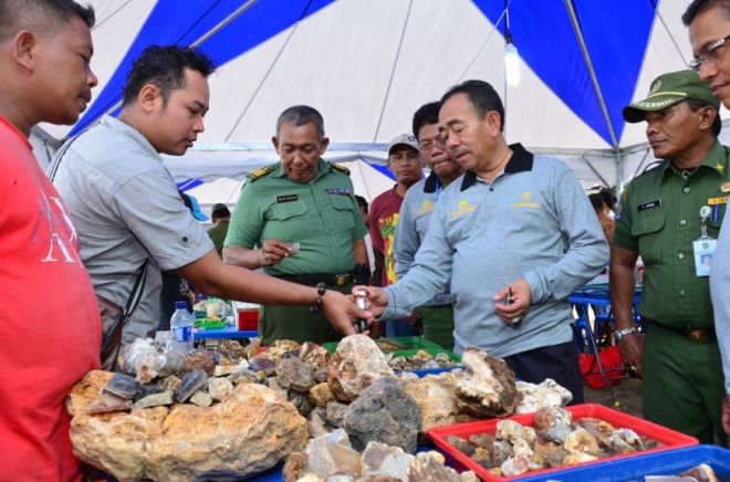 Kajari Hadiahkan Bacan untuk Bupati Herliyan