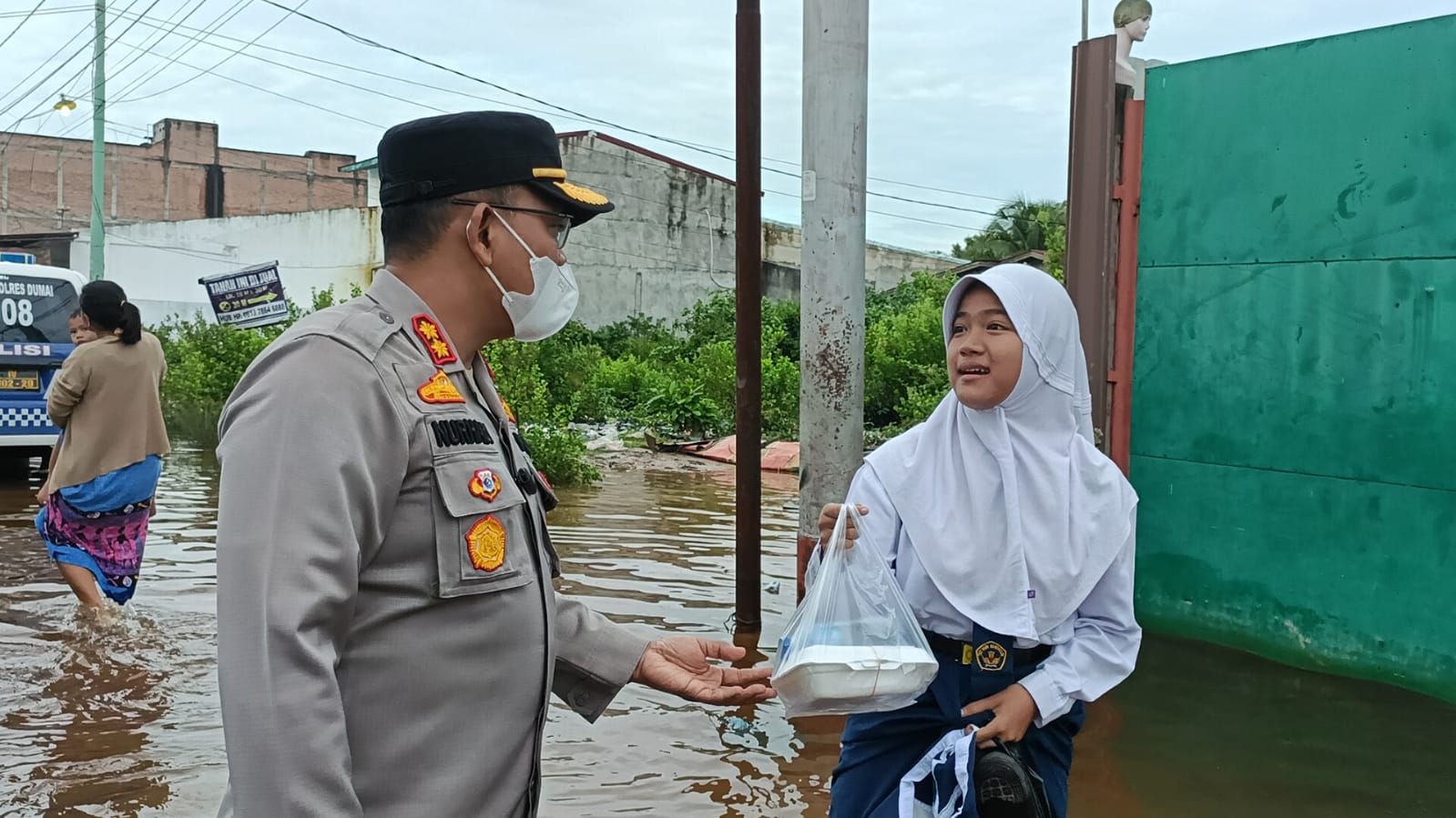 Kapolres Dumai rela basah di lokasi banjir demi temui warga serahkan bantuan sembako