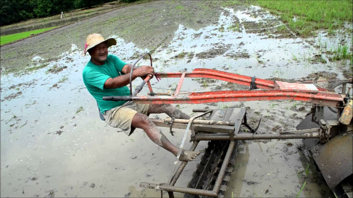 Kembangkan Sektor Pertanian di Inhu, Petani Terima Bantuan Handtracktor