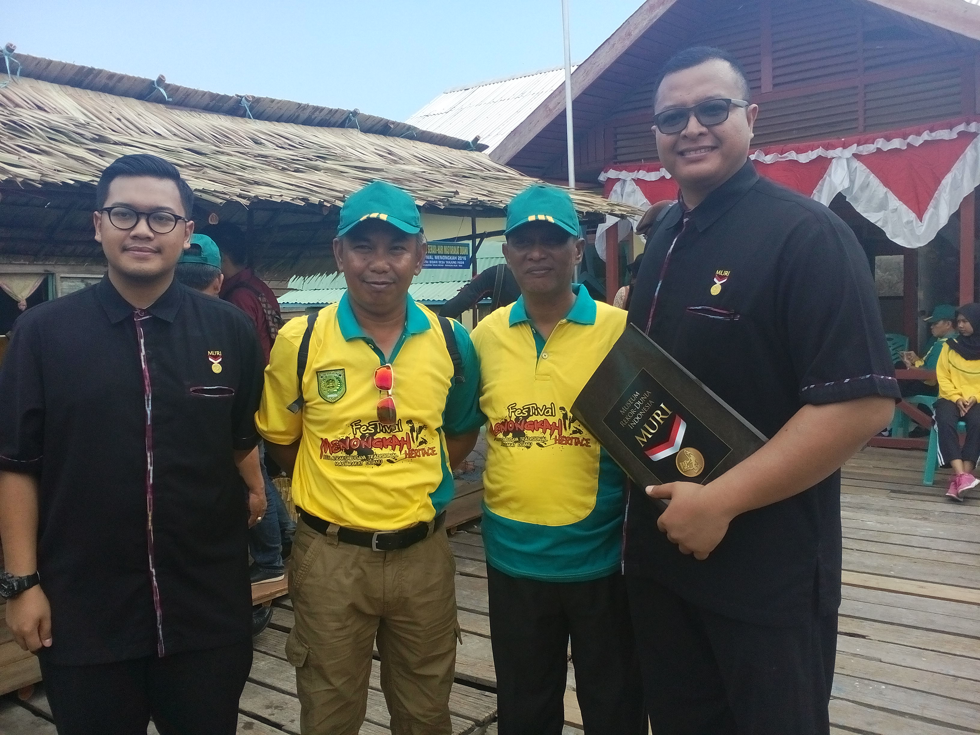 Luar Biasa !!! Inhil Raih Rekor Muri Lagi, Kali Ini Mandi Diatas Papan Tongkah dengan Prestasi Terbanyak