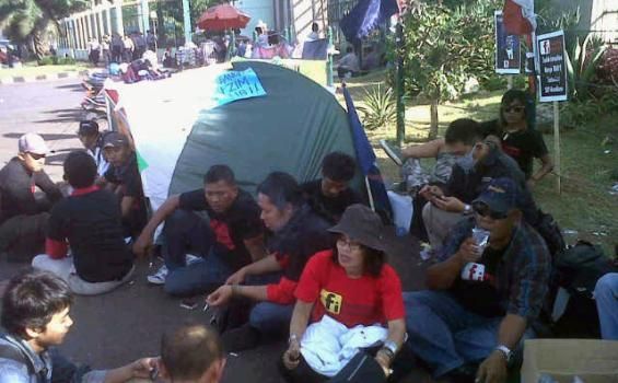 Massa Forgasi Dirikan Tenda di Kantor Gubri