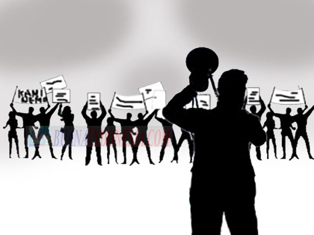 Massa Pendemo Blokir Jalan Sudirman Pekanbaru