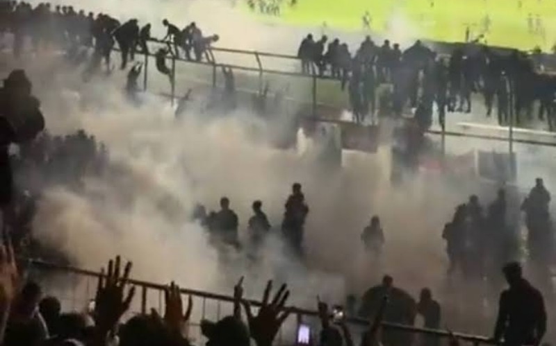 Mengerikan, 127 Tewas Akibat Kerusuhan Suporter di Stadion Malang