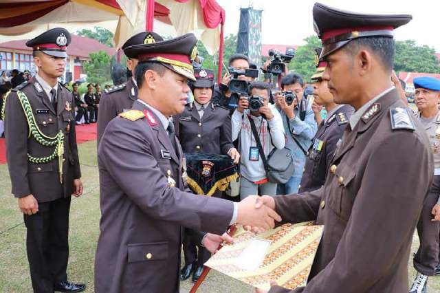 Peduli Buta Aksara, Babinkamtibmas di Inhil Terima Penghargaan dari Kapolda Riau