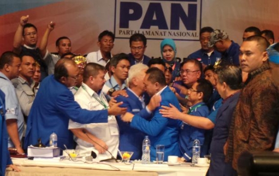 Sportif, Hatta Peluk Zulkifli Hasan Usai Pemilihan Ketum PAN