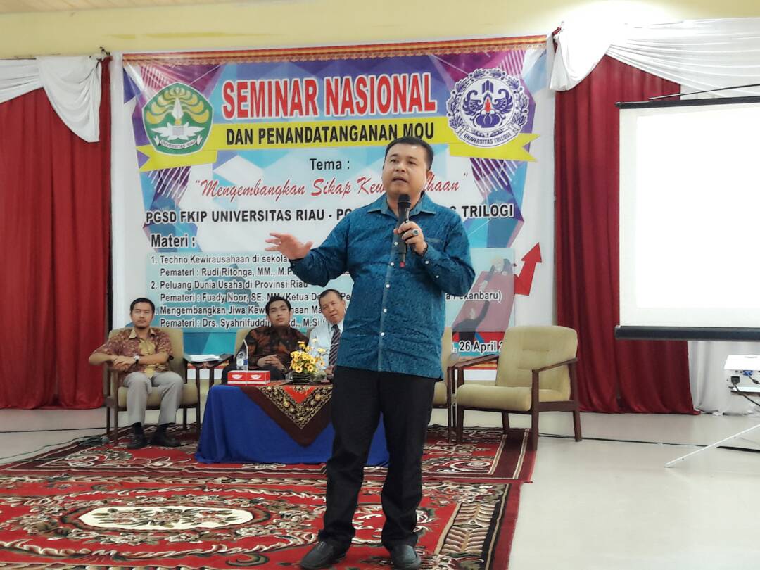 Pembicara dalam Seminar Nasional Kewirausahaan Bagi Mahasiswa, Fuady Noor : Wirausaha Perlu Komitmen