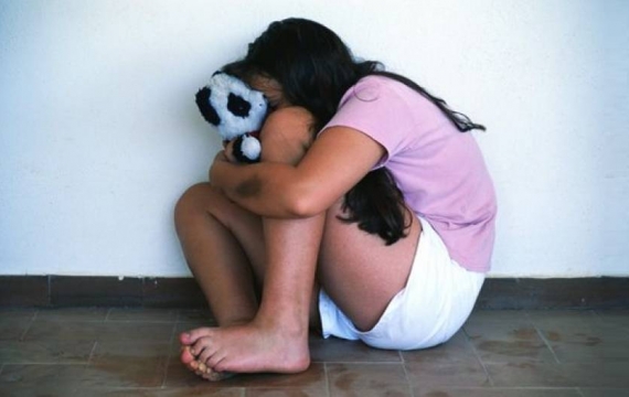 Bunga Dekap Ibu sambil Menangis Karena Dicabuli Ayah Kandung