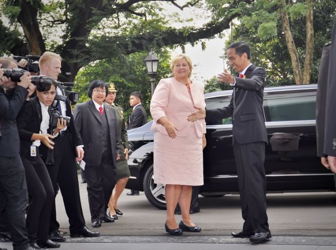 PM Norwegia Rela Berkubang Lumpur