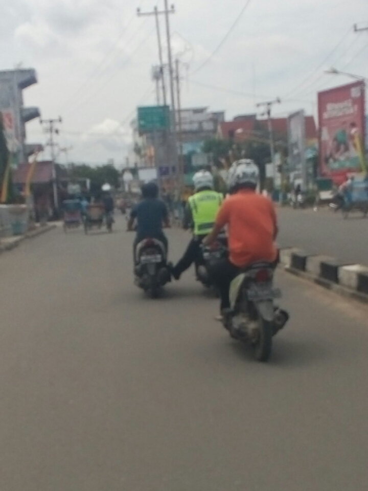 Polantas Inhil Kembali Lakukan Pertolongan Terhadap Pengendara Motor yang Sedang Mogok