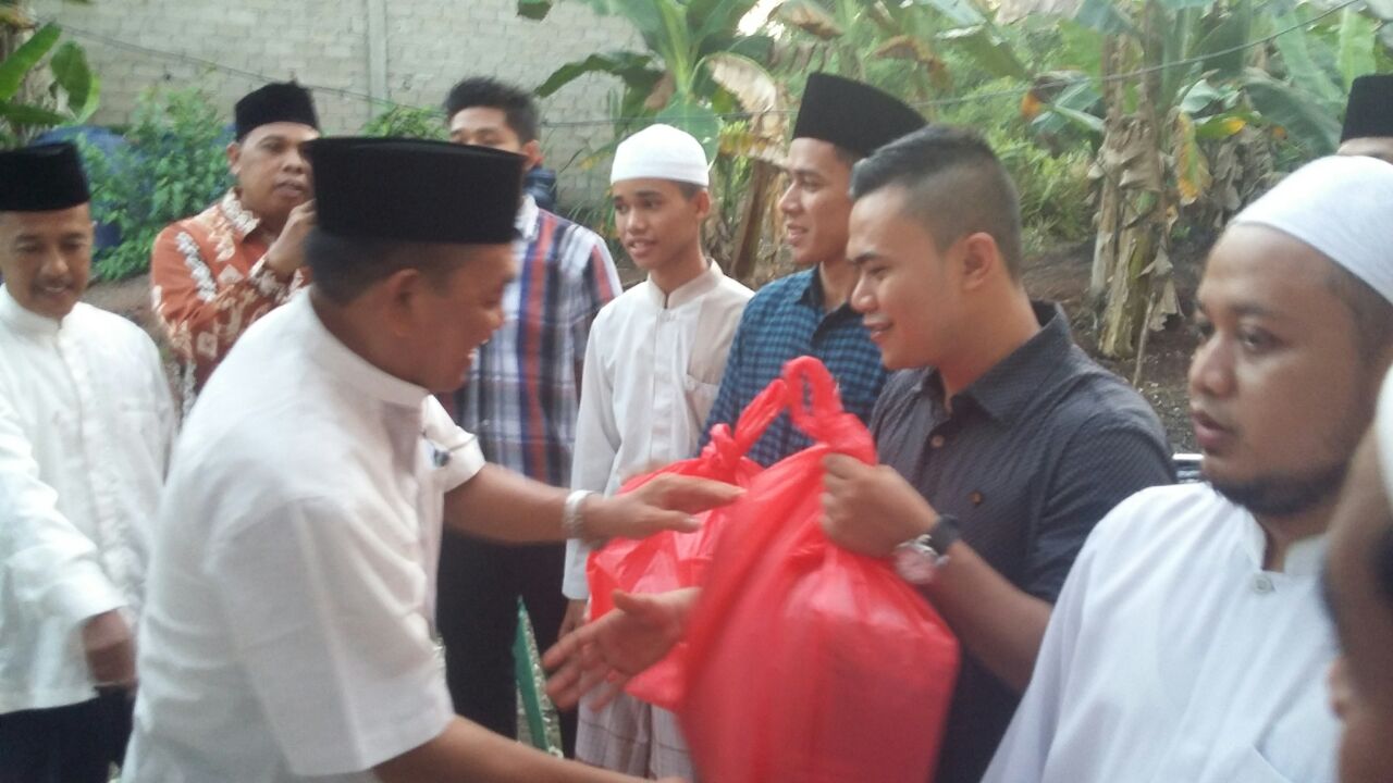 Ribuan Bantuan Helai Sarung KBB Inhil Serahkan Kepada Masyarakat Inhil