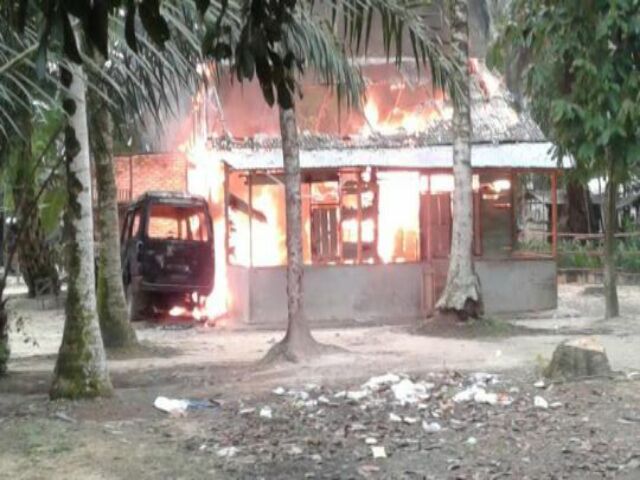 Rumah Guru Ngaji Cabul Dibakar Massa yang Marah