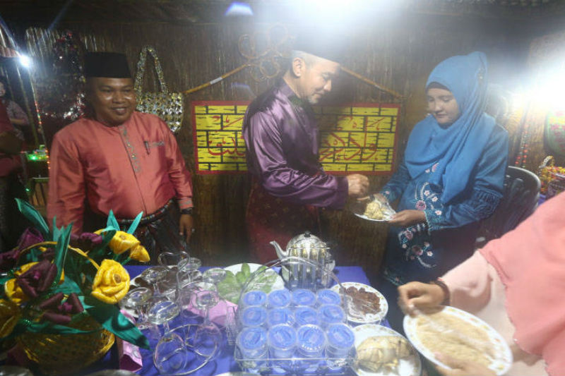 Said Hasyim Cicipi Masakan Tradisional di Tasik Putri Puyu