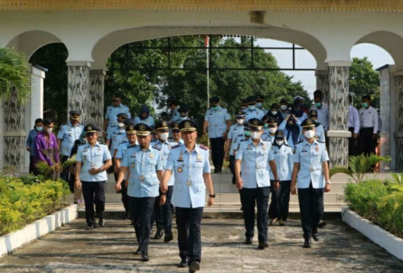 Sambut Hari Dharma Karya Dhika, Imigrasi Dumai tabur bunga ke Makam Pahlawan