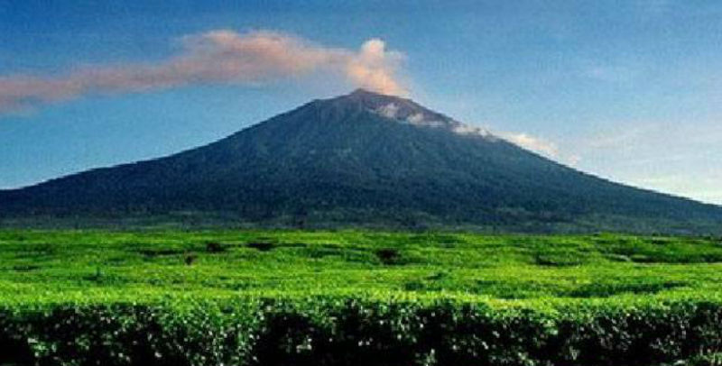 Setelah Sinabung, Kini Gunung Kerinci Menyemburkan Abu Vulkanik