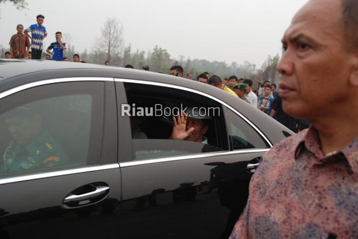 Jokowi lambaikan tangan