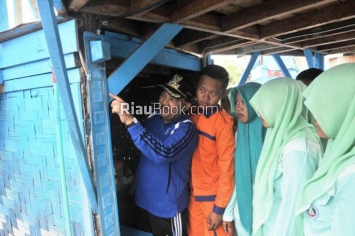 Jefry Noer Masakkan Mie Instan Bagi Pelajar Sekaligus Perkenalkan Biogas Kotoran Sapi