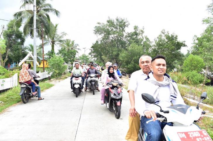Turun ke Daerah, Gubri Selalu Cek Kondisi Jalan yang Dilaluinya