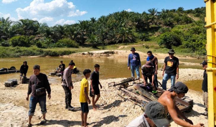 Tambang Emas Ilegal di Kampar Ditindak Tegas, 7 Rakit PETI Disita Polisi