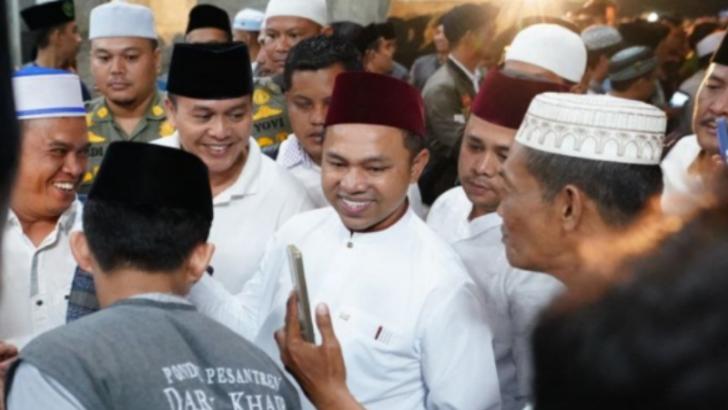 Banyak Masyarakat Berswafoto dengan Gubri, Abdul Wahid
