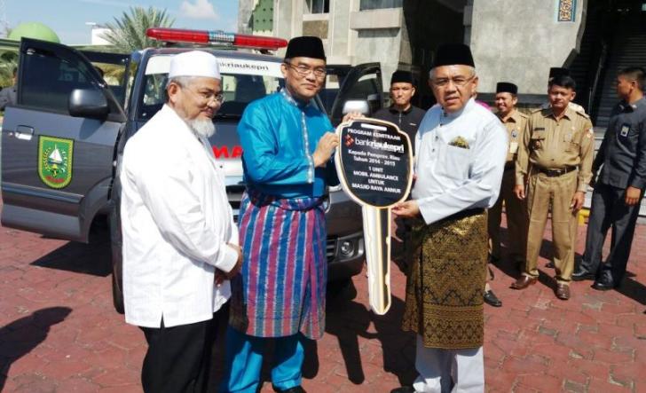 Tepis Isu Pemprov Riau Tak Bantu Masjid Lagi, Ini Gubernur Serahkan Ambulance