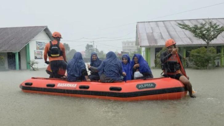 SAR Padang Evakuasi Pelajar yang Terjebak Banjir di Sekolah