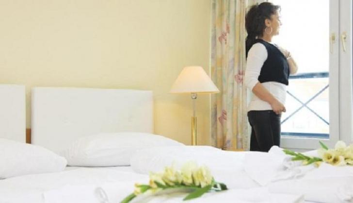 Di Hotel Ini, Pesan Kamar Lengkap dengan Orang Asing di Dalamnya
