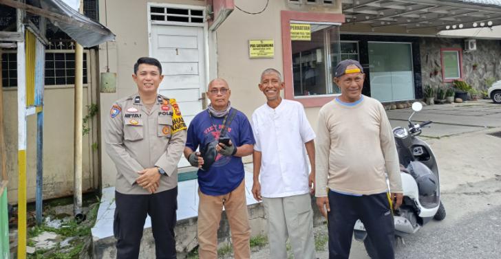 Bhabinkamtibmas Polsek Pekanbaru Kota Berikan Bantuan Satkamling, Termasuk Jas Hujan