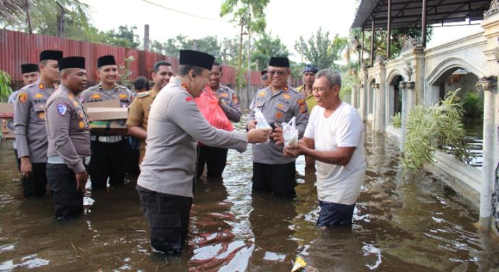 Kapolresta Pekanbaru Salurkan Bantuan Korban Banjir Masyarakat Rumbai