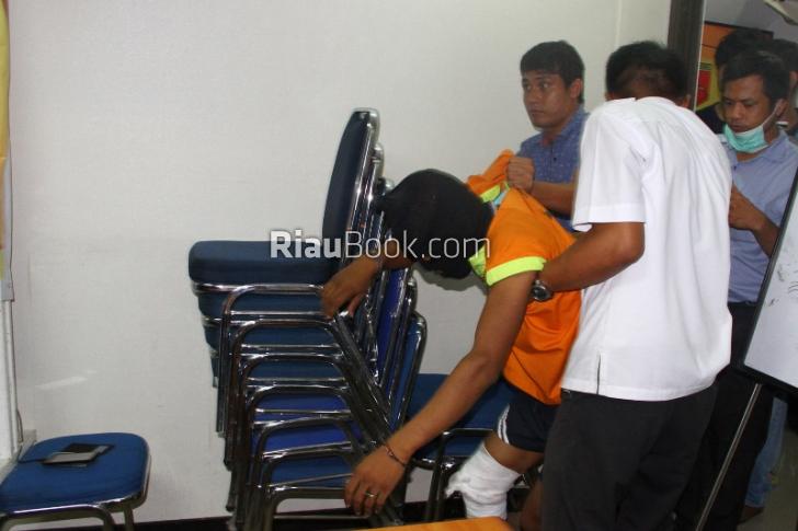 Dorrr..., Pengedar Ganja Sembunyi di Kolong Rumah